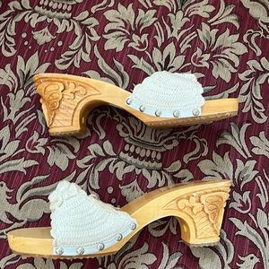 Betsey Johnson Carved bottom slide shoe